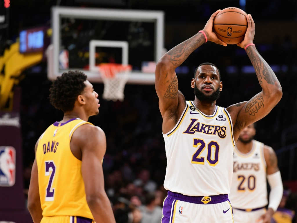 詹皇创双重历史纪录！里程碑之夜浓眉双20护航